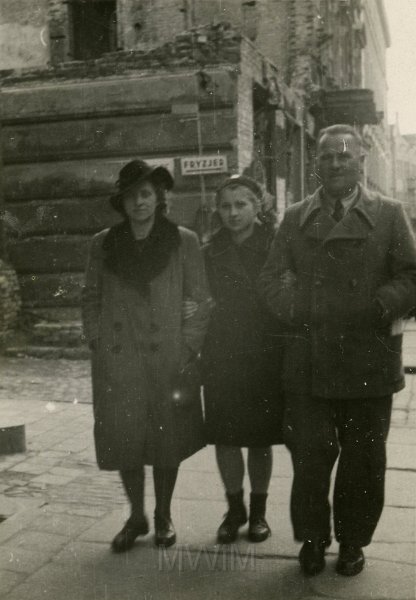 KKE 3956.jpg - Eugenia Kwiatkowska z rodzicami, Olsztyn, koniec lat 40-tych XX wieku.